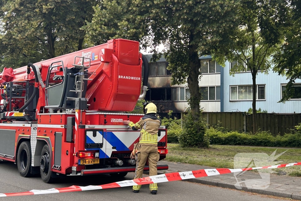 Woning zwart geblakerd na felle brand