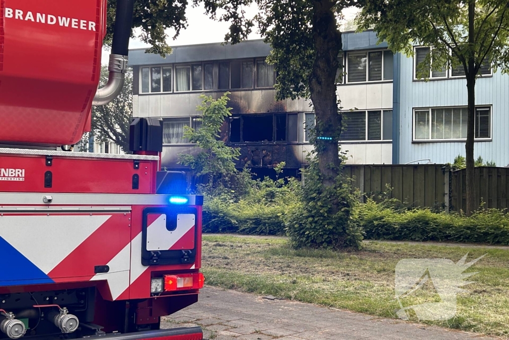 Woning zwart geblakerd na felle brand