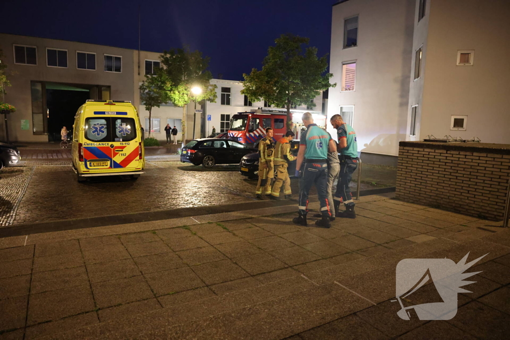 Bewoner gooit brandende stoel naar buiten om erger te voorkomen