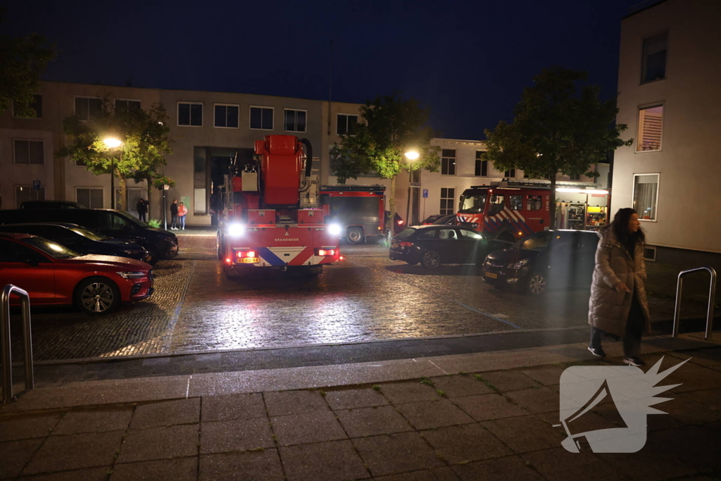 Bewoner gooit brandende stoel naar buiten om erger te voorkomen