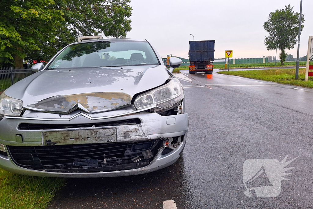 Flinke schade bij aanrijding op kruising