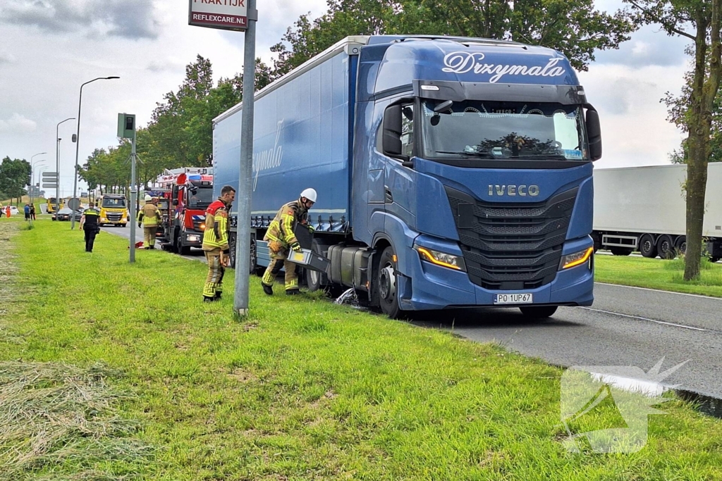 Brandstoftank vrachtwagen lekt dieselolie na botsing