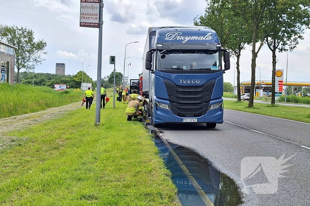 Brandstoftank vrachtwagen lekt dieselolie na botsing