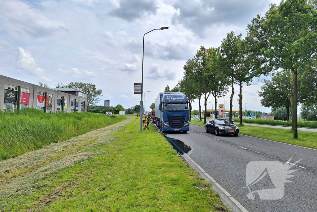 Brandstoftank vrachtwagen lekt dieselolie na botsing