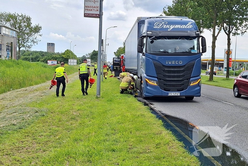 Brandstoftank vrachtwagen lekt dieselolie na botsing