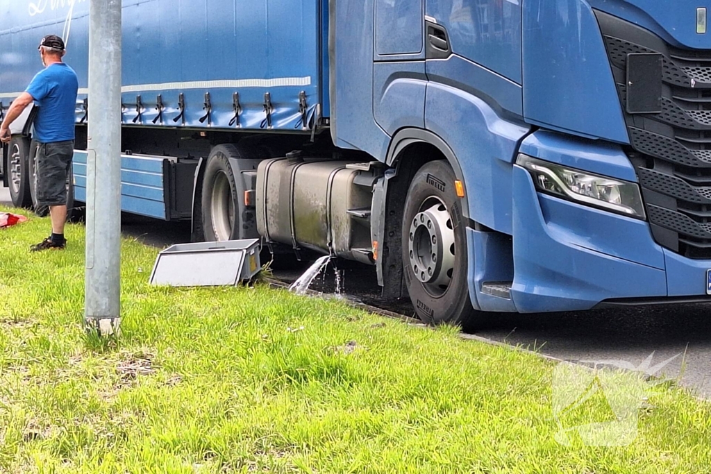 Brandstoftank vrachtwagen lekt dieselolie na botsing