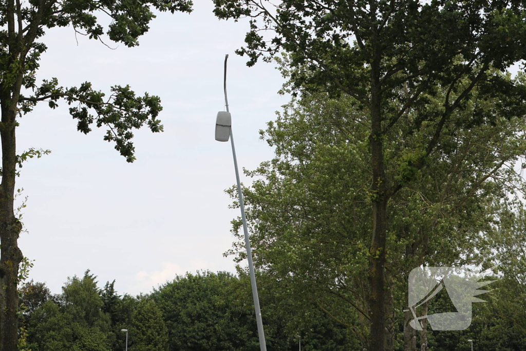 Brandstoftank vrachtwagen lekt dieselolie na botsing