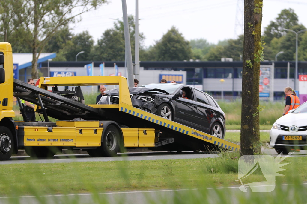 Brandstoftank vrachtwagen lekt dieselolie na botsing