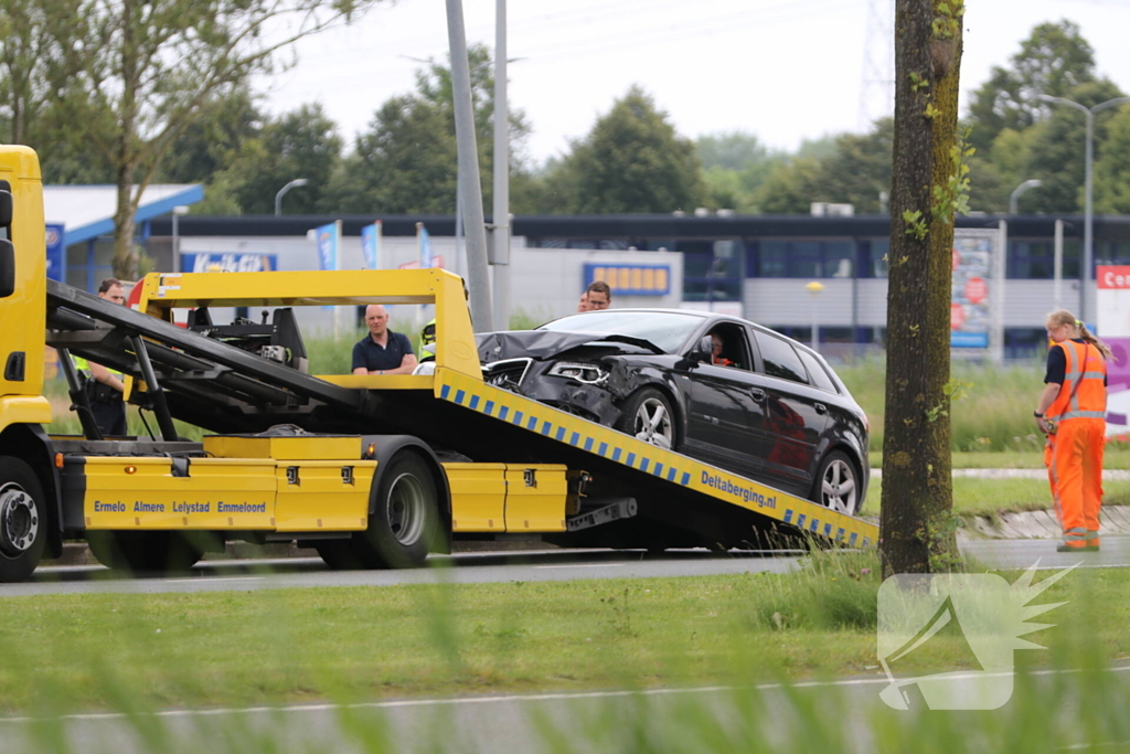 Brandstoftank vrachtwagen lekt dieselolie na botsing