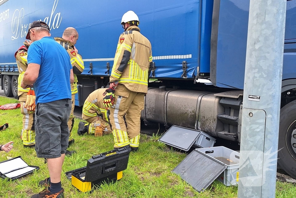 Brandstoftank vrachtwagen lekt dieselolie na botsing