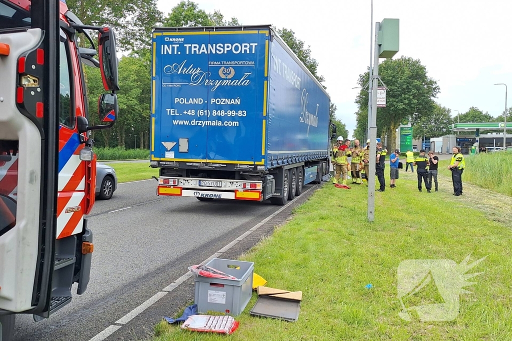 Brandstoftank vrachtwagen lekt dieselolie na botsing