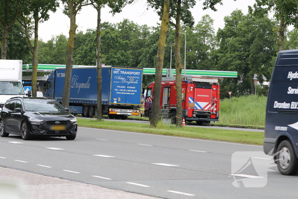 Brandstoftank vrachtwagen lekt dieselolie na botsing