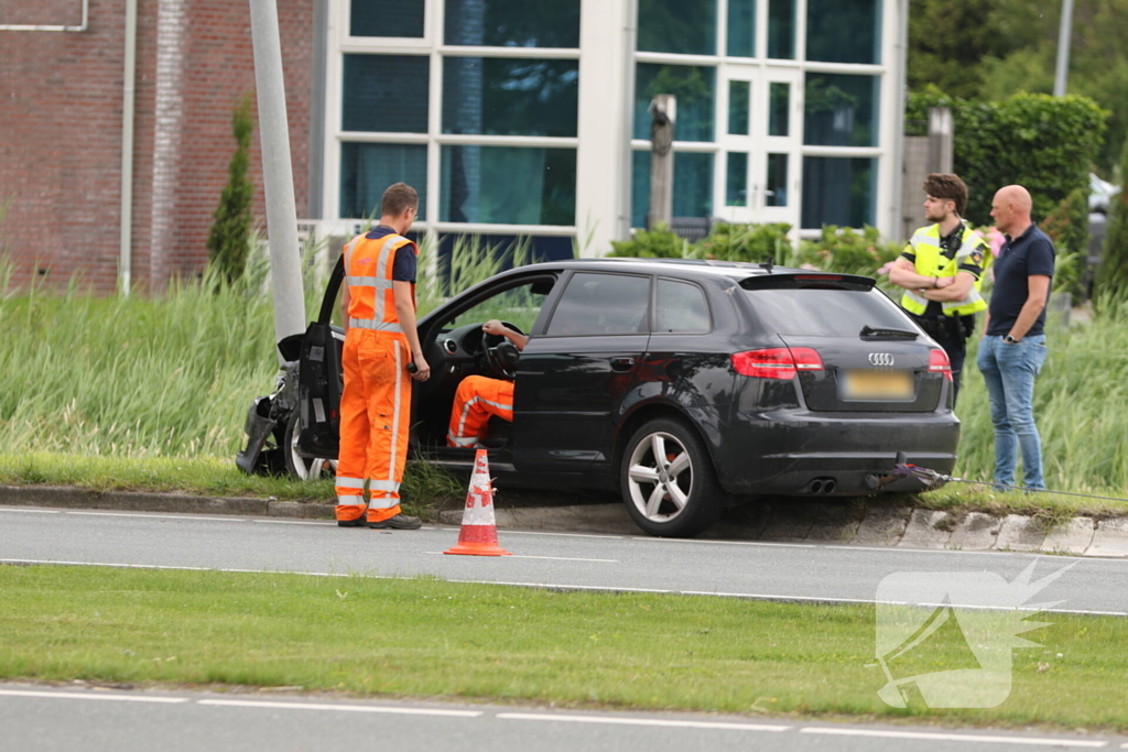 Brandstoftank vrachtwagen lekt dieselolie na botsing