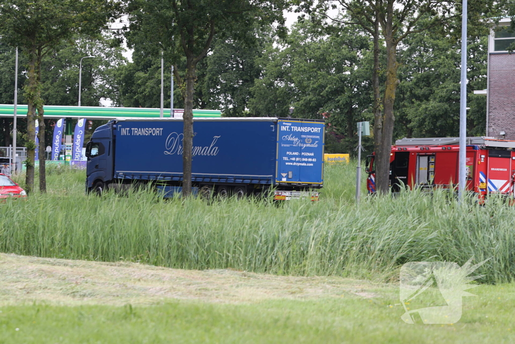 Brandstoftank vrachtwagen lekt dieselolie na botsing