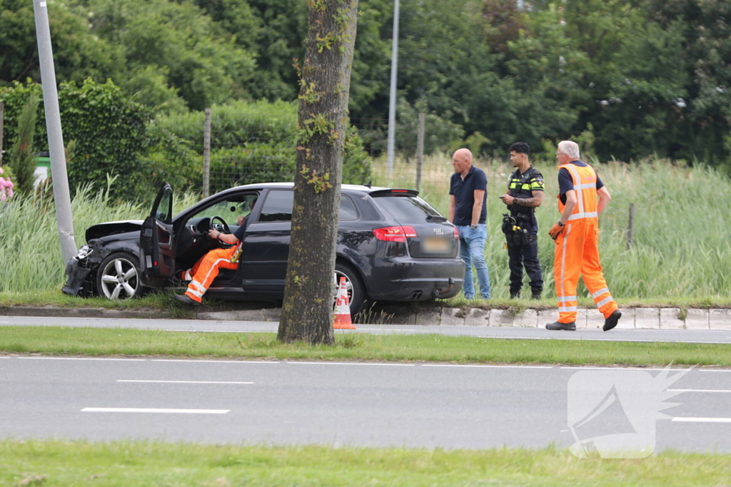 Brandstoftank vrachtwagen lekt dieselolie na botsing