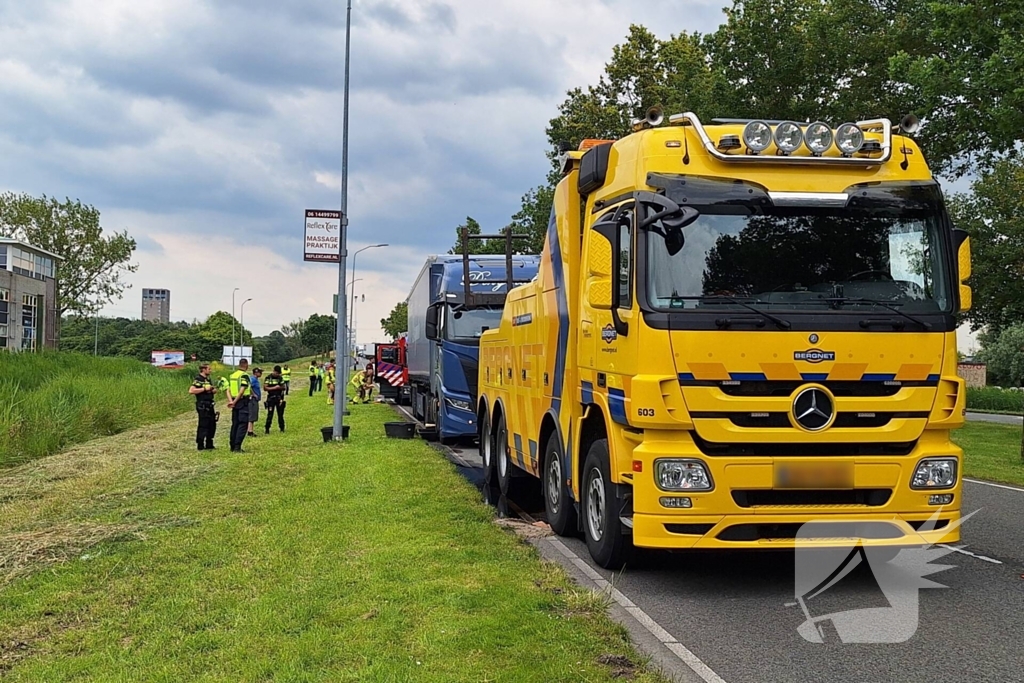 Brandstoftank vrachtwagen lekt dieselolie na botsing