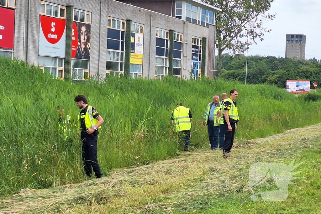 Brandstoftank vrachtwagen lekt dieselolie na botsing