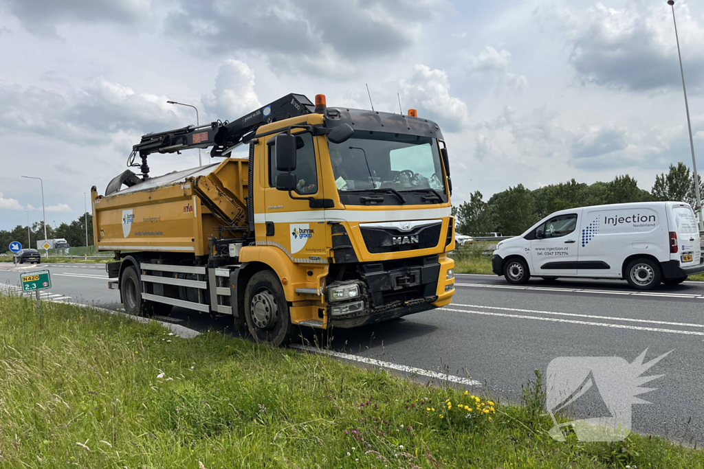 Auto te water na frontale aanrijding met vrachtwagen