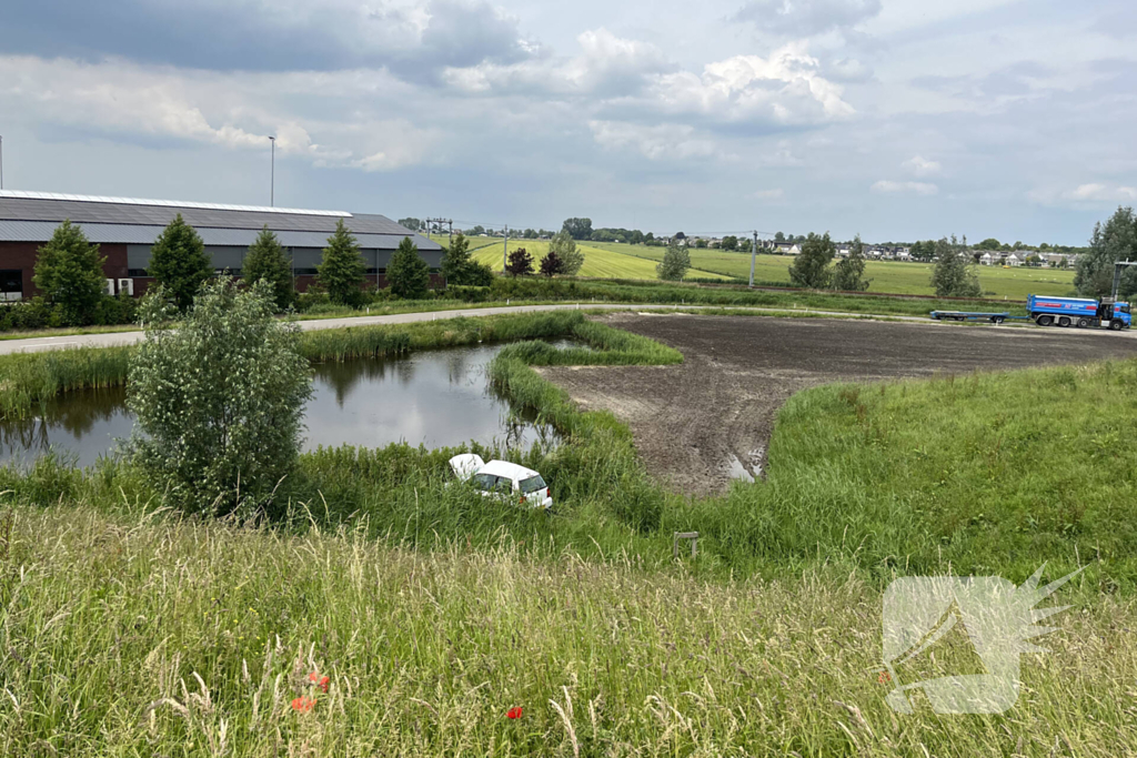 Auto te water na frontale aanrijding met vrachtwagen