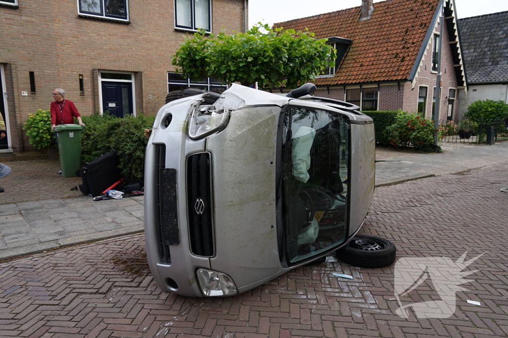 Traumateam ingezet voor auto op zijkant