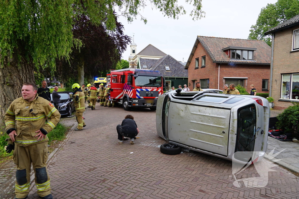 Traumateam ingezet voor auto op zijkant