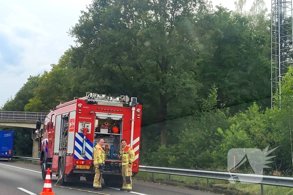 Brandweer blust brandende berm