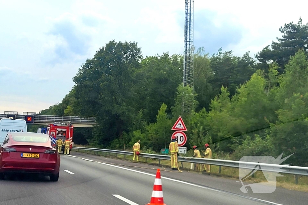 Brandweer blust brandende berm