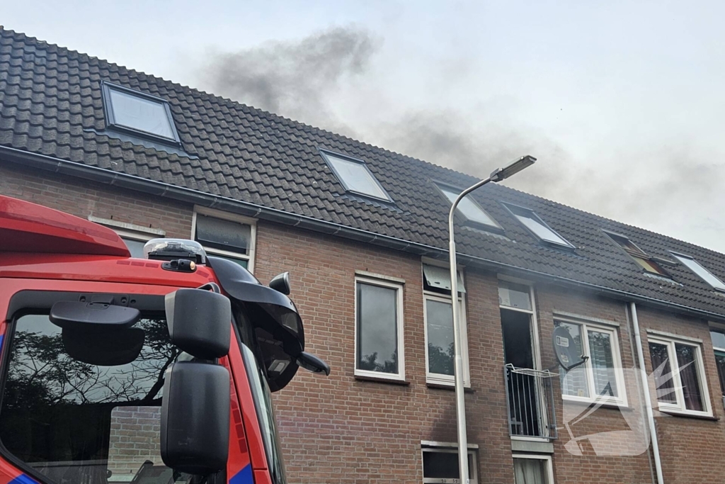 Brandweer schaalt op uitslaande woningbrand