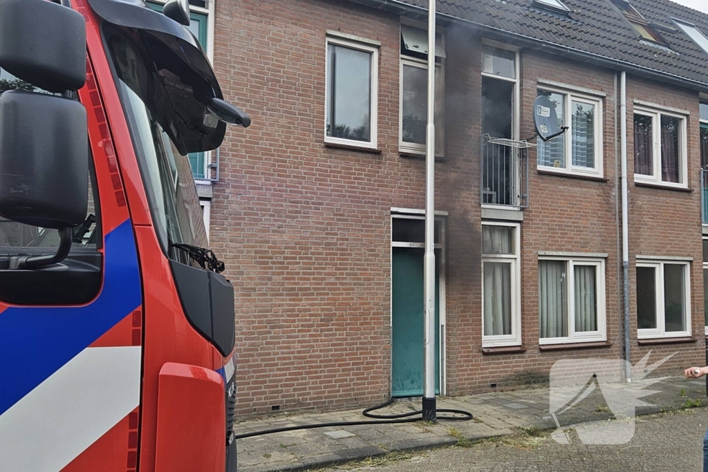 Brandweer schaalt op uitslaande woningbrand