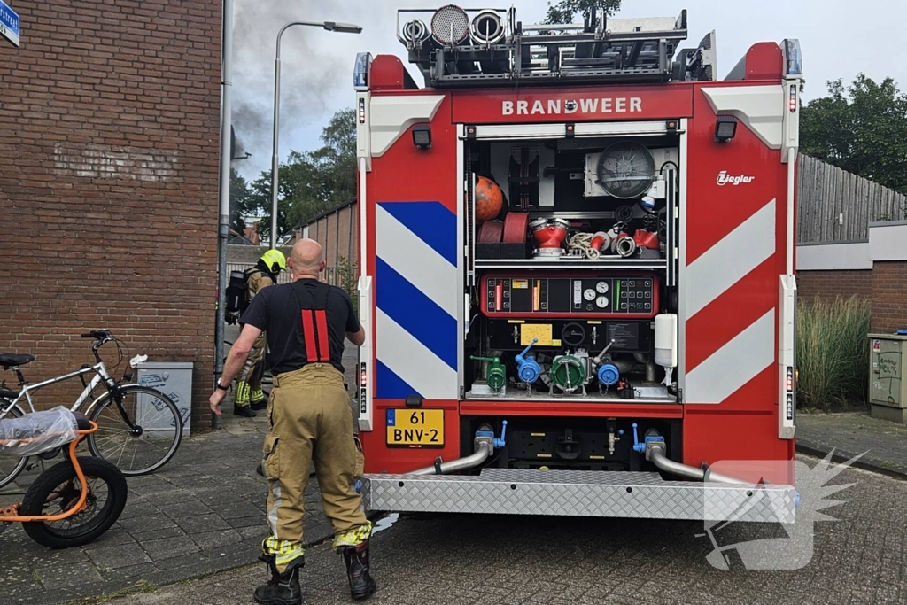 Brandweer schaalt op uitslaande woningbrand