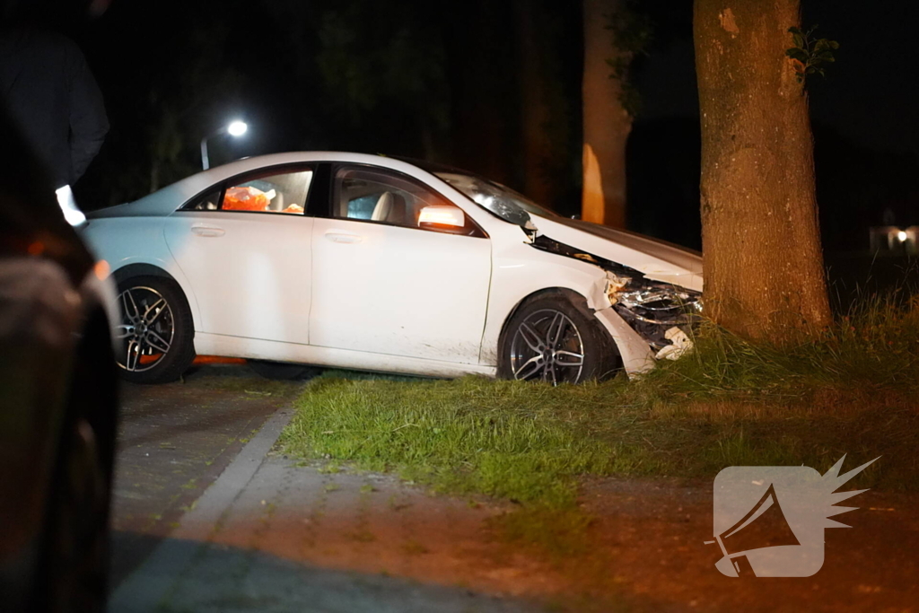 Autobestuurder botst tegen twee bomen