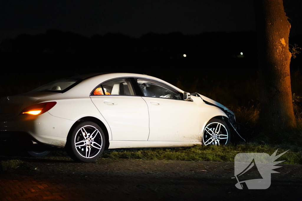 Autobestuurder botst tegen twee bomen