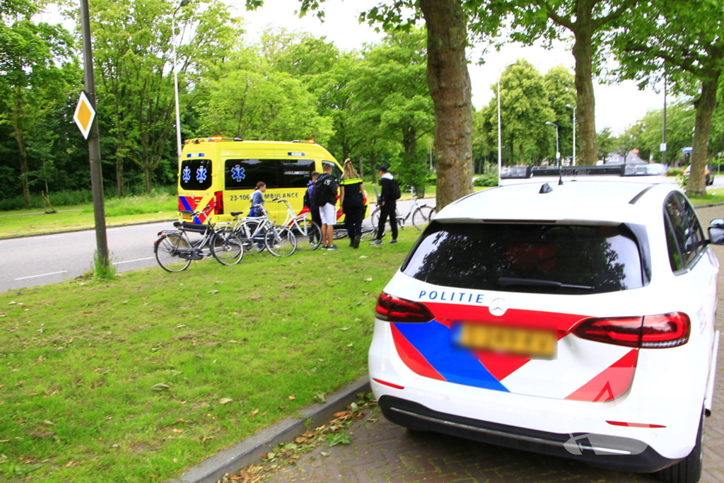 Twee fietsers komen met stuur in elkaar