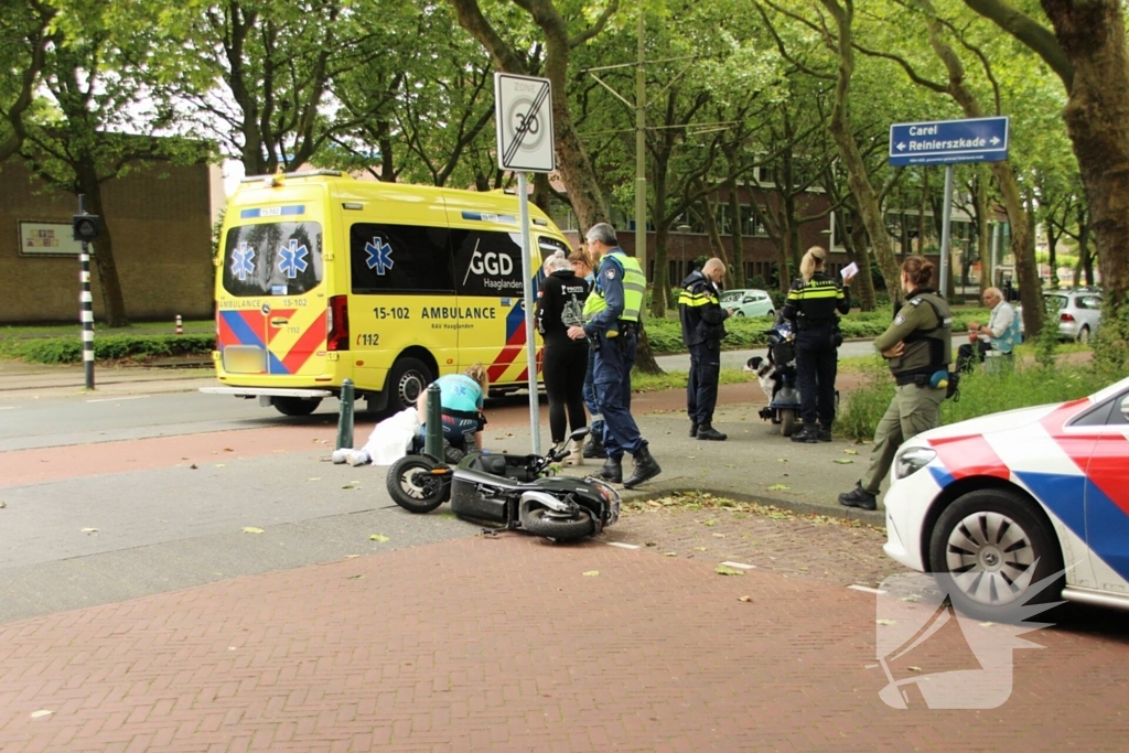 Scooterrijder hard ten val na ongeval met auto