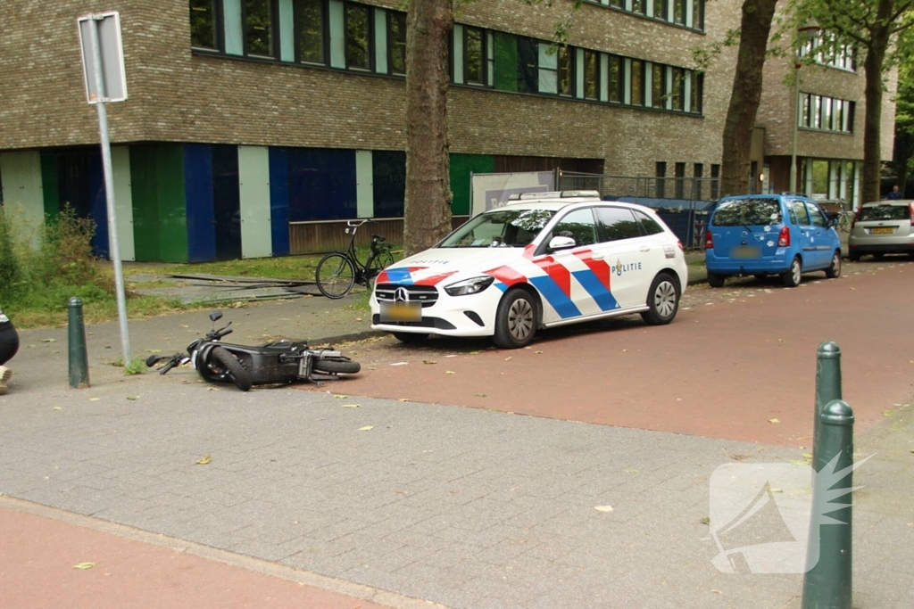 Scooterrijder hard ten val na ongeval met auto