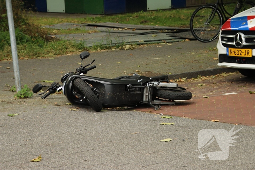 Scooterrijder hard ten val na ongeval met auto