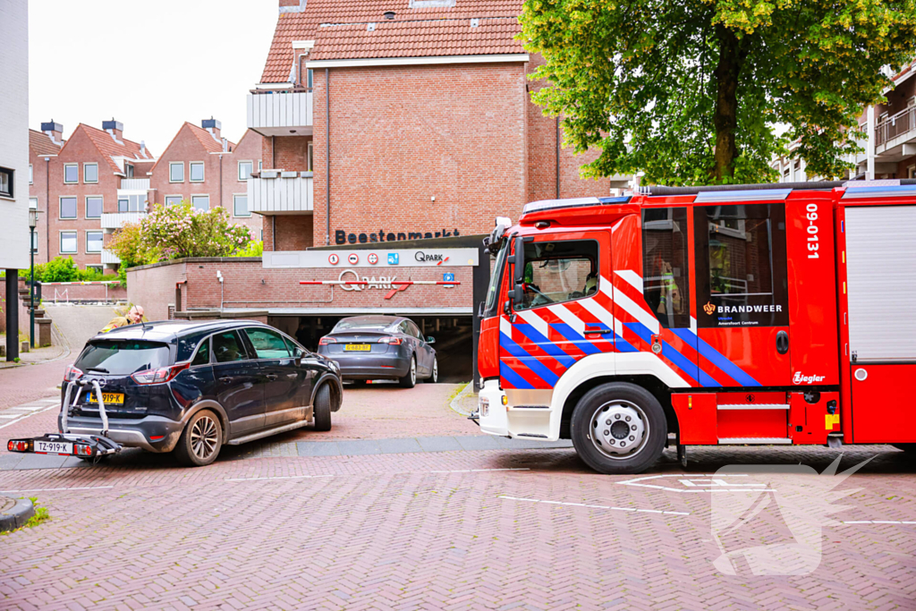 Brandweer doet onderzoek in Q-park parkeergarage