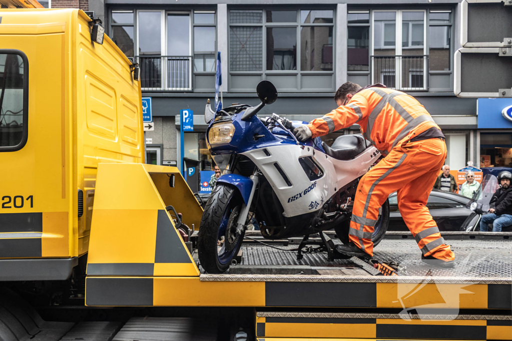 Motorrijder hard ten val na parkeeractie automobilist