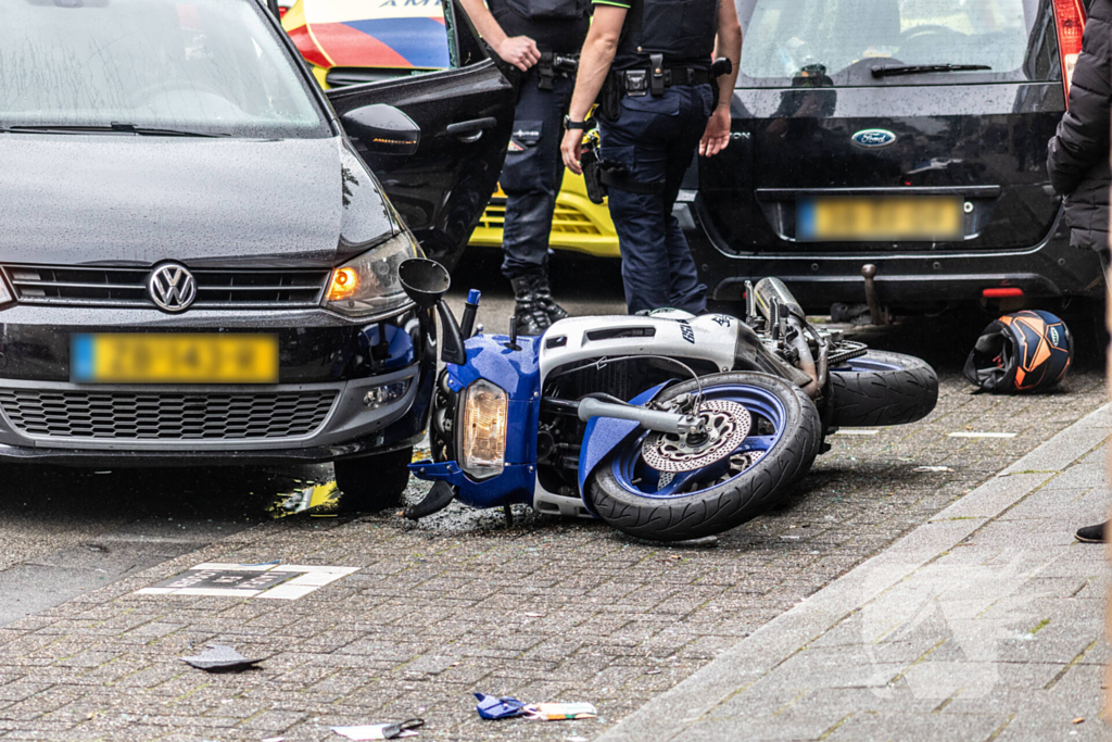 Motorrijder hard ten val na parkeeractie automobilist