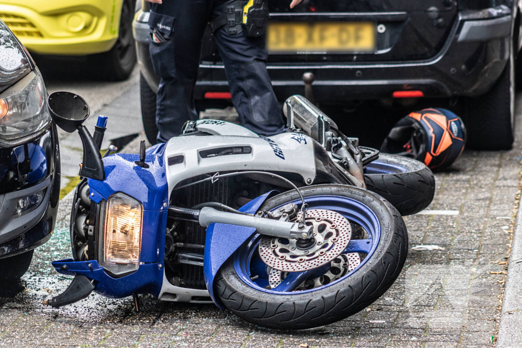 Motorrijder hard ten val na parkeeractie automobilist