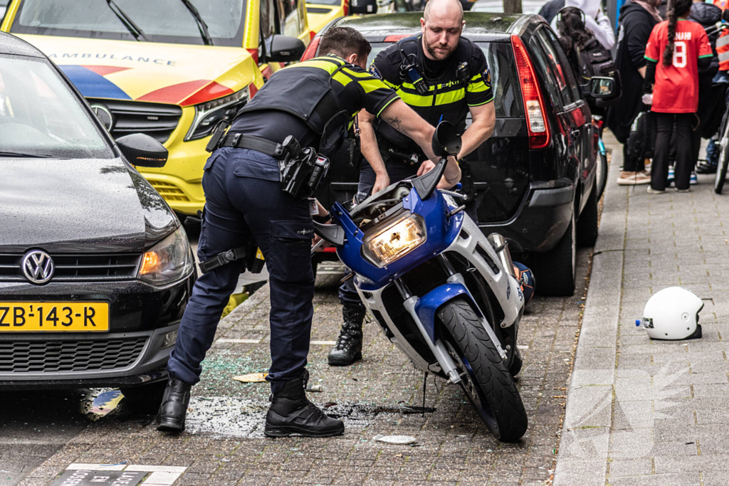 Motorrijder hard ten val na parkeeractie automobilist