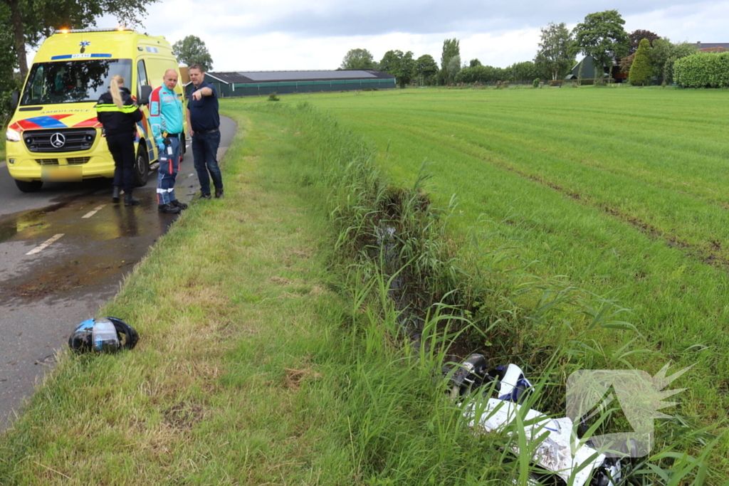 Motorrijder belandt in sloot