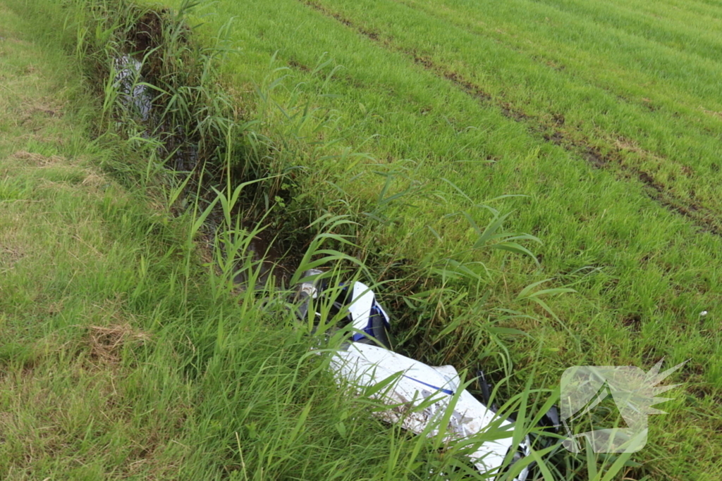 Motorrijder belandt in sloot