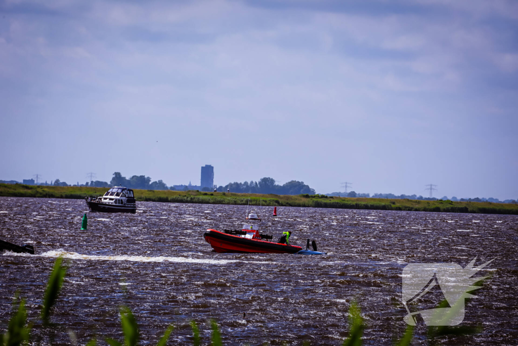 Boot slaat om op meer, brandweer redt opvarenden