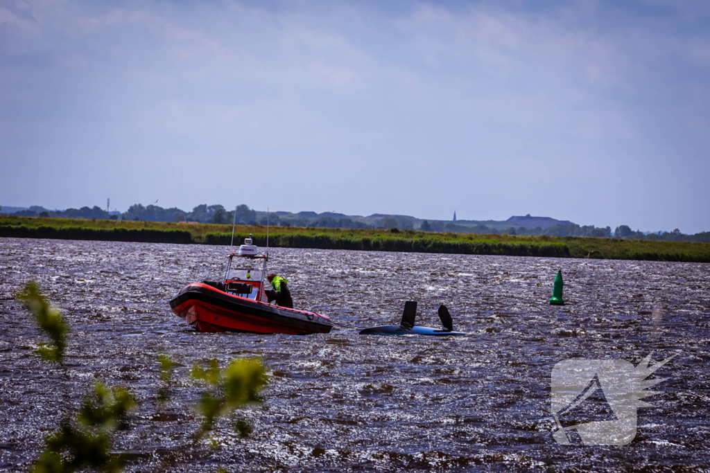 Boot slaat om op meer, brandweer redt opvarenden