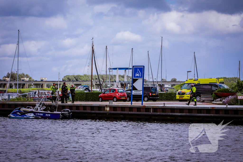 Boot slaat om op meer, brandweer redt opvarenden