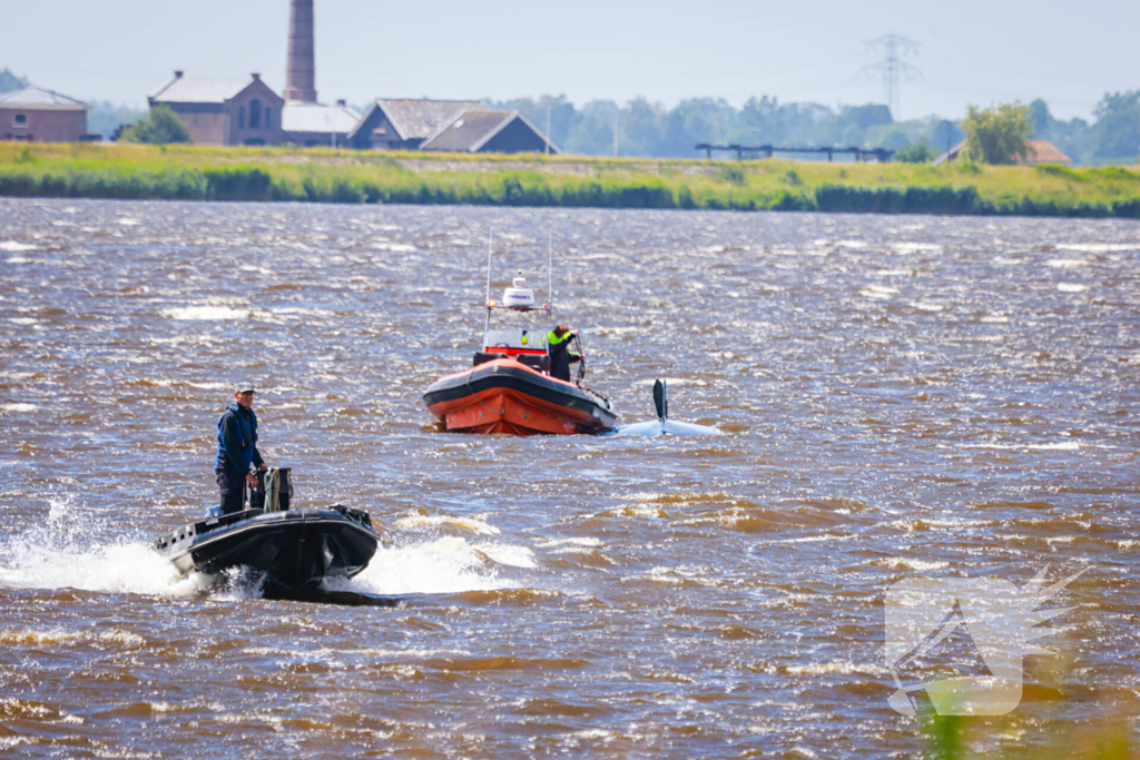 Boot slaat om op meer, brandweer redt opvarenden