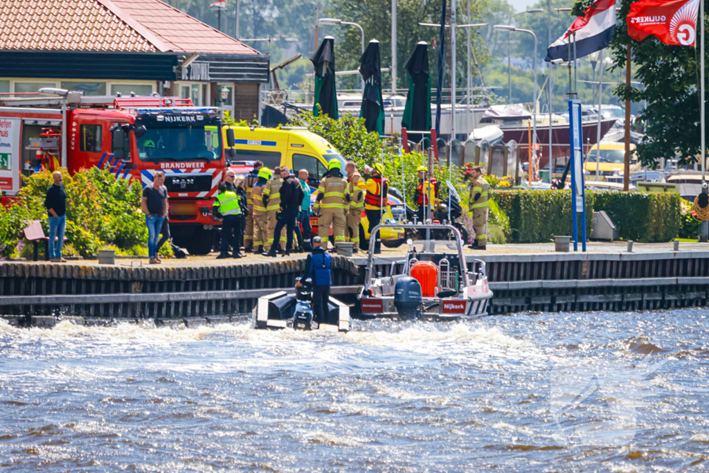 Boot slaat om op meer, brandweer redt opvarenden