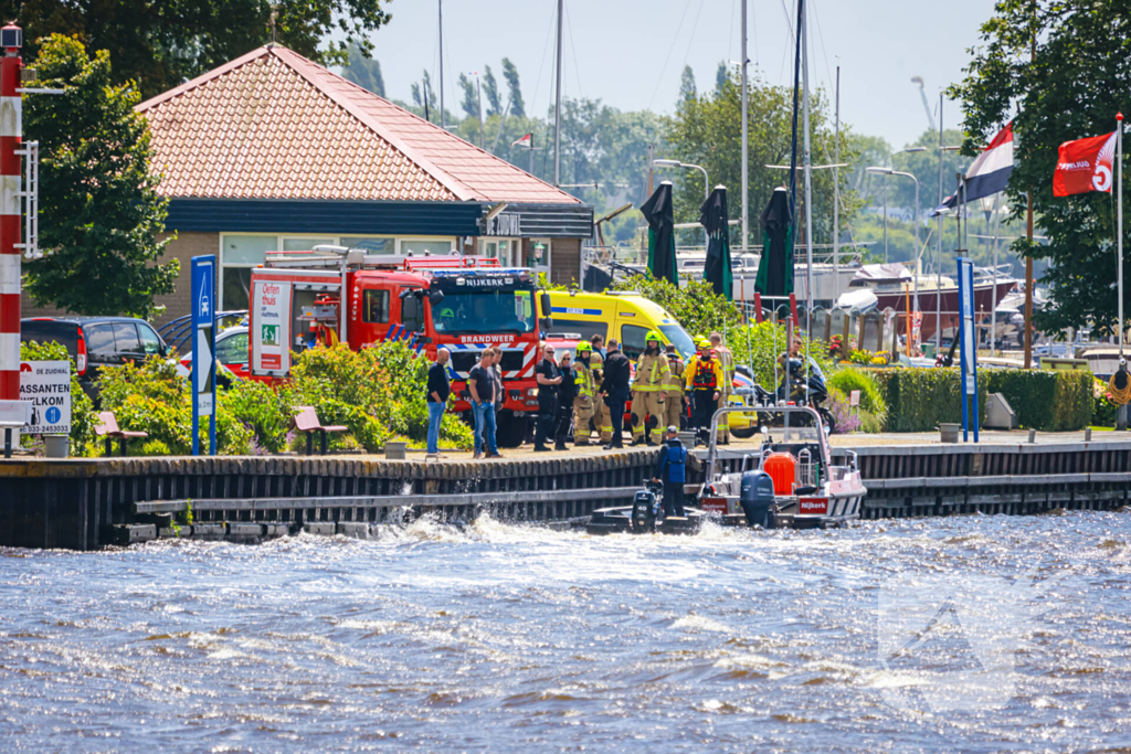 Boot slaat om op meer, brandweer redt opvarenden