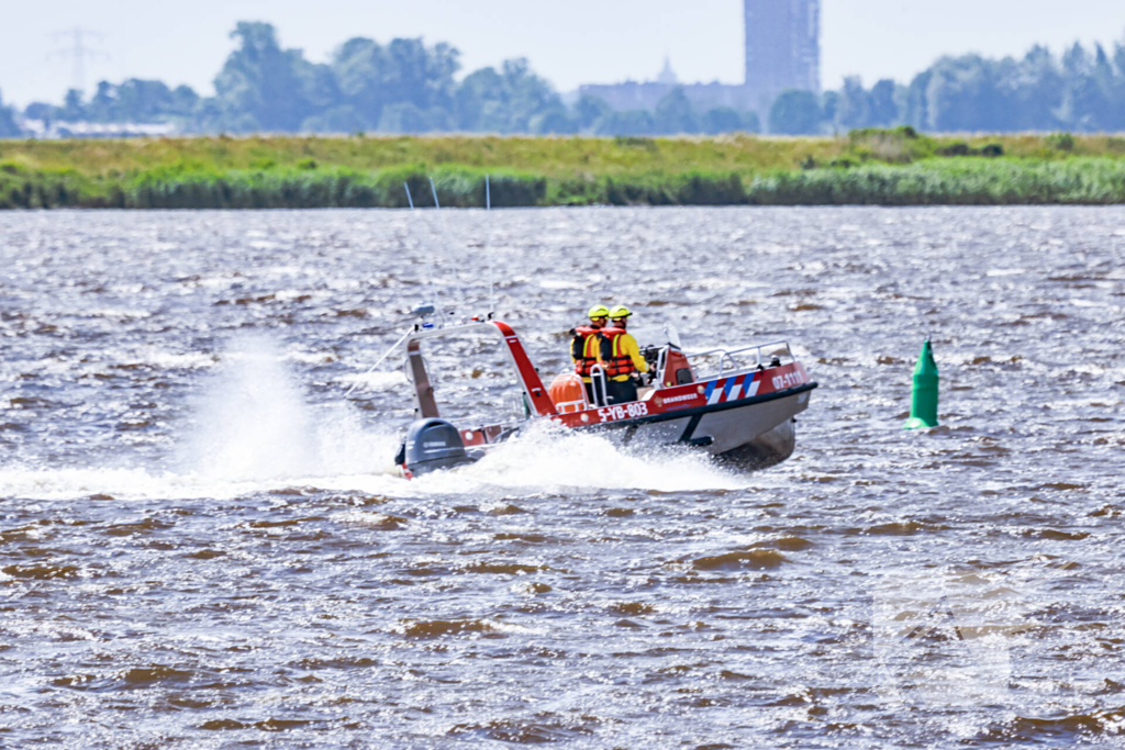 Boot slaat om op meer, brandweer redt opvarenden